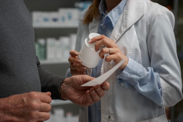 Ką svarbu žinoti apie dažniausiai vartojamus vaistus ir jų šalutinius poveikius 0 (0) Pacientas skaito vaisto instrukciją, konsultuojantis su sveikatos priežiūros specialistu, atkreipiant dėmesį į saugų vartojimą ir šalutinius poveikius.