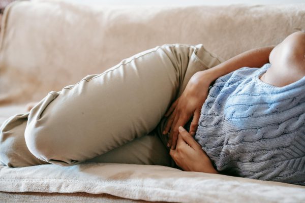 Kaip atpažinti pavojingus pilvo skausmus ir padėti sau namuose 0 (0) Žmogus laikosi už pilvo nuo skausmo, iliustruojantis dažniausias pilvo skausmo priežastis ir namų savipagalbos metodus.