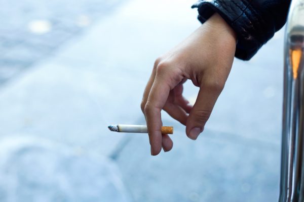Naujas požiūris į rūkymo „naudas“ – kokia iš tiesų yra kaina? 0 (0) Asmuo laužantis cigaretę, simbolizuojantį rūkymo atsisakymą